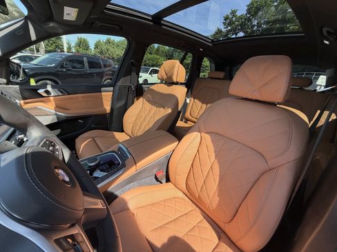 Used 2025 BMW X5 xDrive40i w/ M Sport Package AWD/4WD image 8