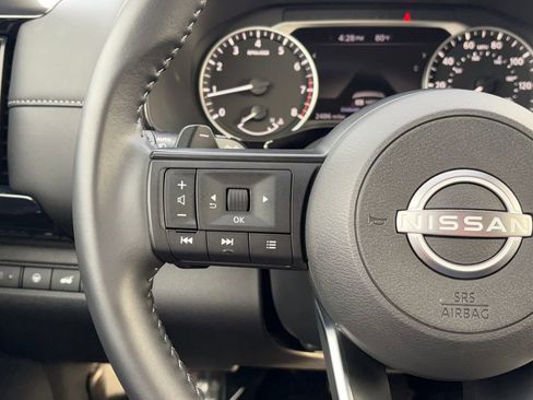 Used 2025 Nissan Pathfinder SV image 12