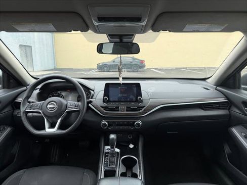 Used 2024 Nissan Altima 2.5 SV FWD image 14
