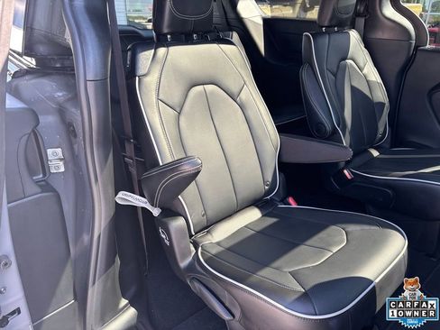 Used 2025 Chrysler Pacifica Limited AWD/4WD image 37