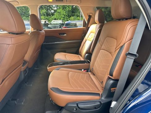 Used 2025 Nissan Pathfinder Platinum AWD/4WD image 6