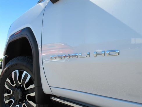 Used 2025 GMC Sierra 2500 Denali Ultimate image 10