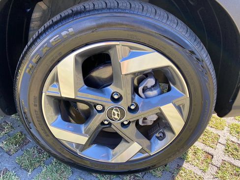 Used 2025 Hyundai Venue FWD image 27