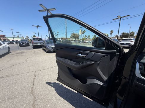 Used 2025 Nissan Rogue SV FWD image 18