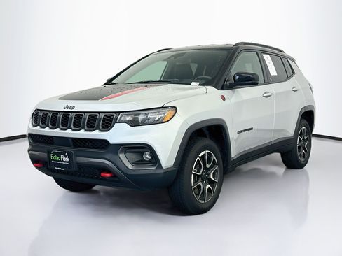 Used 2025 Jeep Compass Trailhawk AWD/4WD image 3