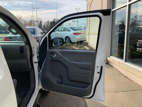 Used 2021 Nissan Frontier SV w/ Midnight Edition Floor Mats AWD/4WD image 34