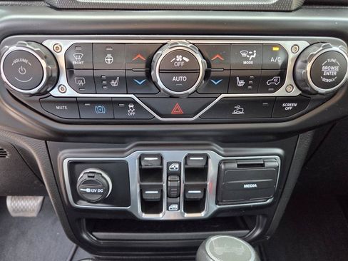 Used 2022 Jeep Wrangler Unlimited Sahara w/ Cold Weather Group AWD/4WD image 21