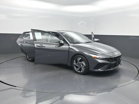 Used 2025 Hyundai Elantra SEL FWD image 37