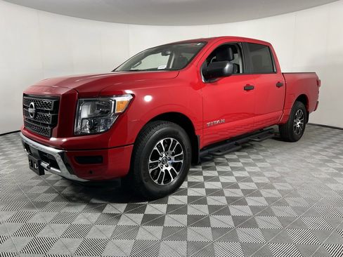 Used 2024 Nissan Titan SV w/ SV Convenience Package image 3