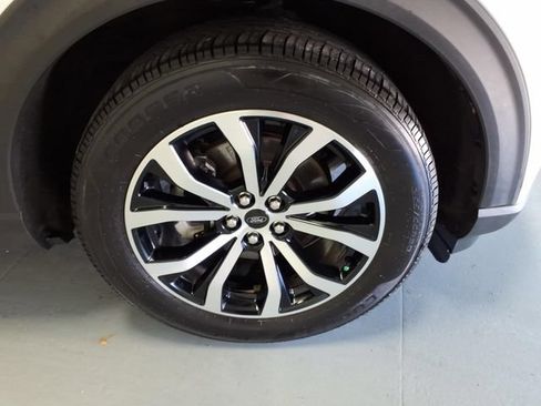 Used 2021 Ford Explorer XLT w/ Equipment Group 202A RWD image 9