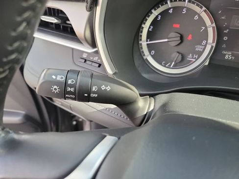 Used 2024 Toyota Highlander XLE FWD image 27
