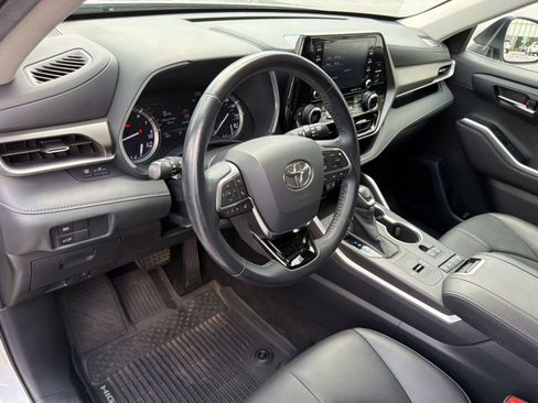 Used 2020 Toyota Highlander XLE FWD image 4