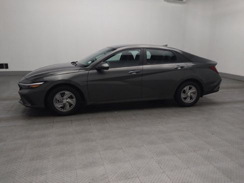 Used 2024 Hyundai Elantra SE FWD image 2
