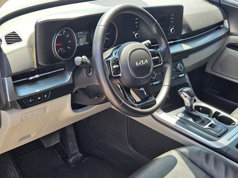 Used 2024 Kia Carnival LX FWD image 2