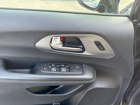 Used 2025 Chrysler Pacifica Select image 23