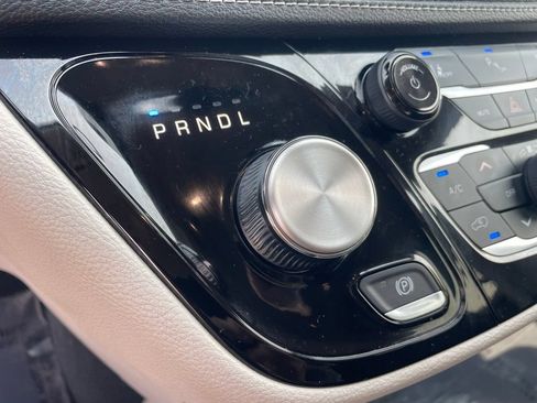 Used 2023 Chrysler Pacifica Touring-L FWD image 27