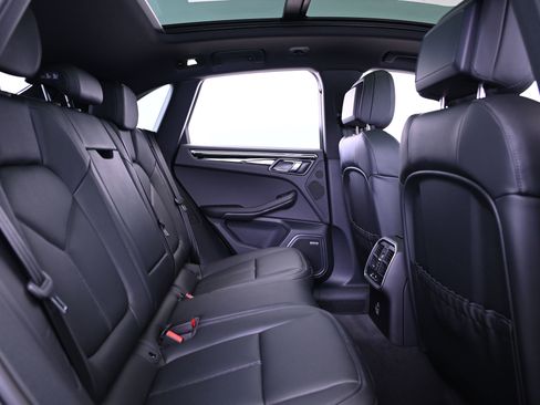 Certified 2025 Porsche Macan image 22