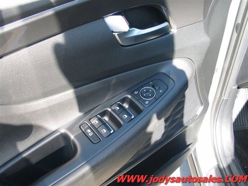 Used 2023 Hyundai Santa Fe SE AWD/4WD image 3
