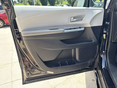 Used 2025 Toyota Sienna XLE FWD image 13