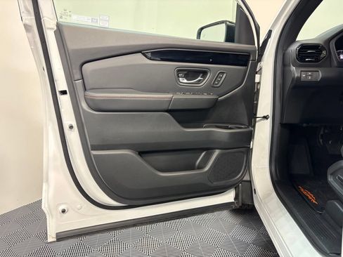 Used 2025 Honda Pilot TrailSport image 28