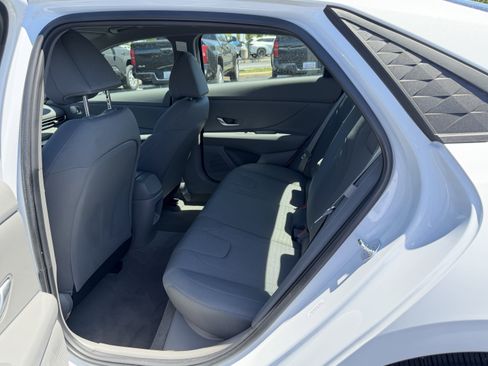 Used 2025 Hyundai Elantra SE FWD image 13