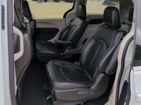 Used 2024 Chrysler Pacifica Limited FWD image 36