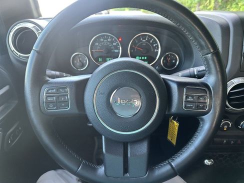 Used 2017 Jeep Wrangler Sahara w/ Connectivity Group AWD/4WD image 12