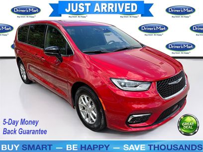 Used 2025 Chrysler Pacifica Select