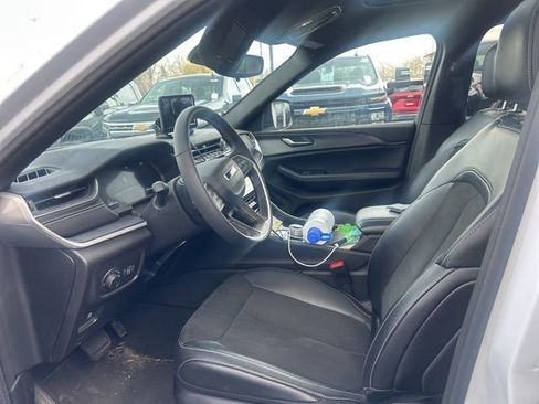 Used 2023 Jeep Grand Cherokee Altitude image 2