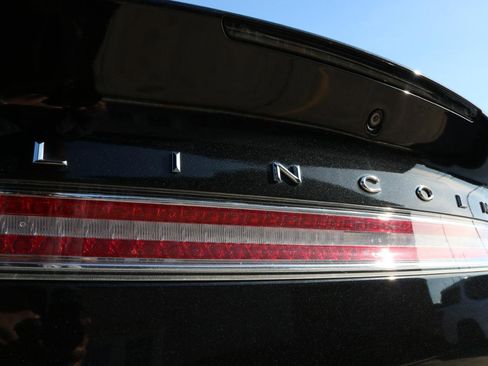 Used 2014 Lincoln MKZ image 12