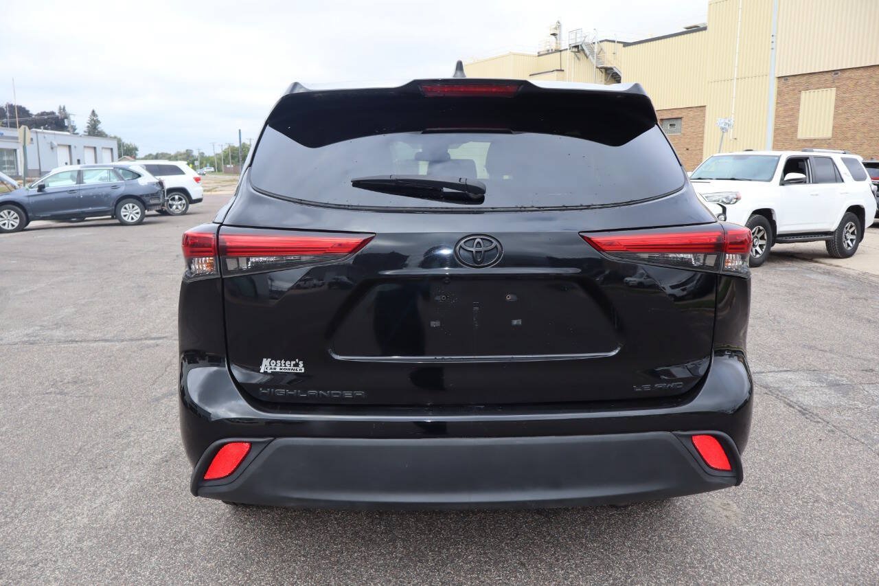 Used 2022 Toyota Highlander LE AWD/4WD image 10
