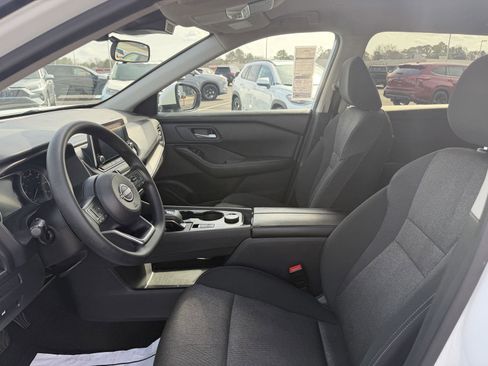 Used 2024 Nissan Rogue SV image 12