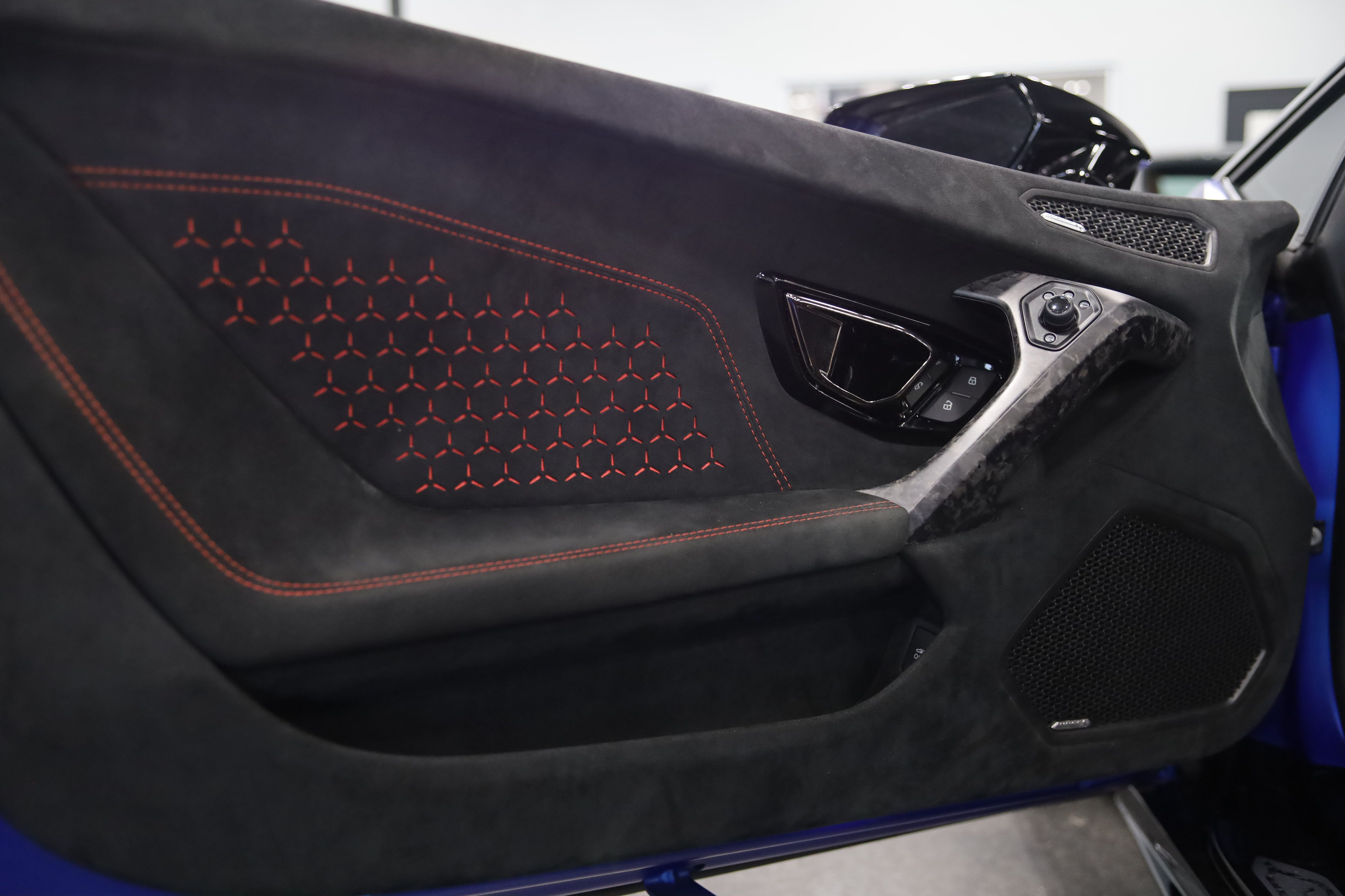 Used 2019 Lamborghini Huracan Performante AWD/4WD image 10