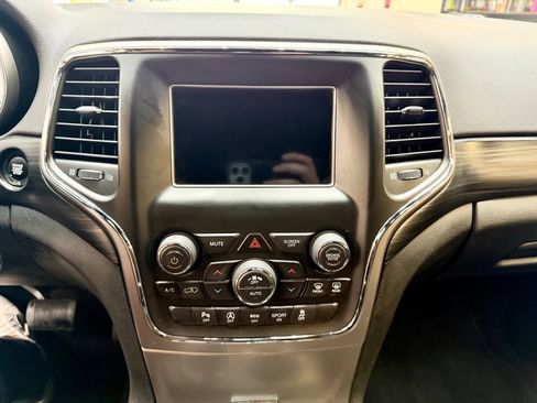 Used 2021 Jeep Grand Cherokee Laredo AWD/4WD image 17