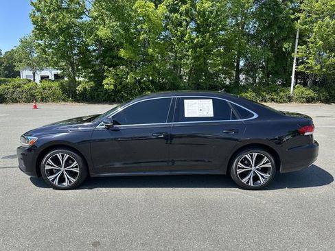 Used 2021 Volkswagen Passat 2.0T SE FWD image 2
