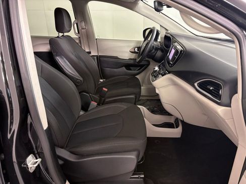 Used 2023 Chrysler Voyager LX image 46