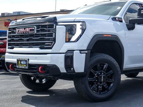 Used 2025 GMC Sierra 2500 AT4 w/ AT4 Premium Plus Package AWD/4WD image 3