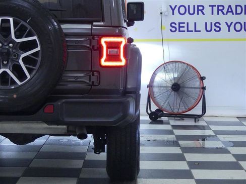 Used 2025 Jeep Wrangler Unlimited Sahara AWD/4WD image 32