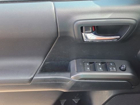 Used 2019 Toyota Tacoma TRD Sport AWD/4WD image 16
