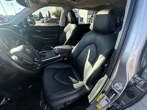 Used 2021 Toyota Highlander XLE image 57