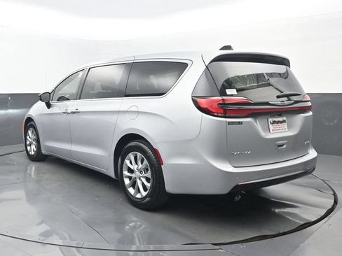 Used 2026 Chrysler Pacifica Limited FWD image 3