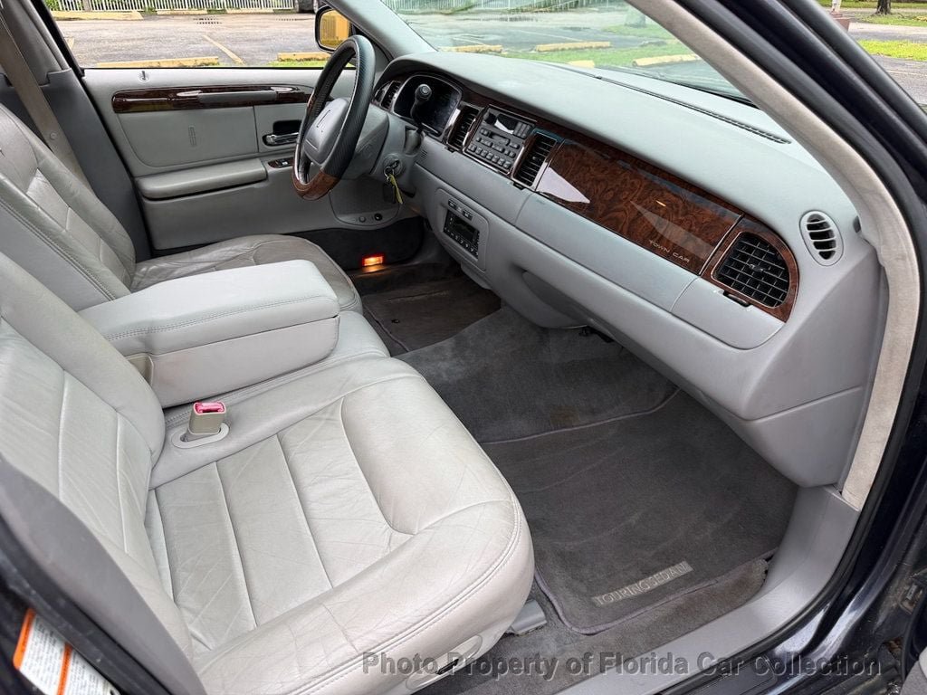 Used 1999 Lincoln Town Car Signature RWD image 29