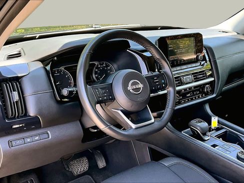 Used 2025 Nissan Pathfinder SV AWD/4WD image 18