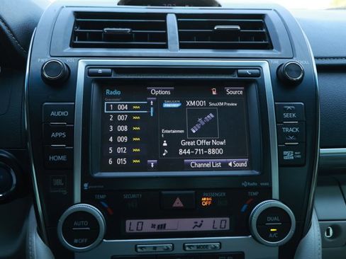 Used 2014 Toyota Camry XLE w/ Leather Package image 16