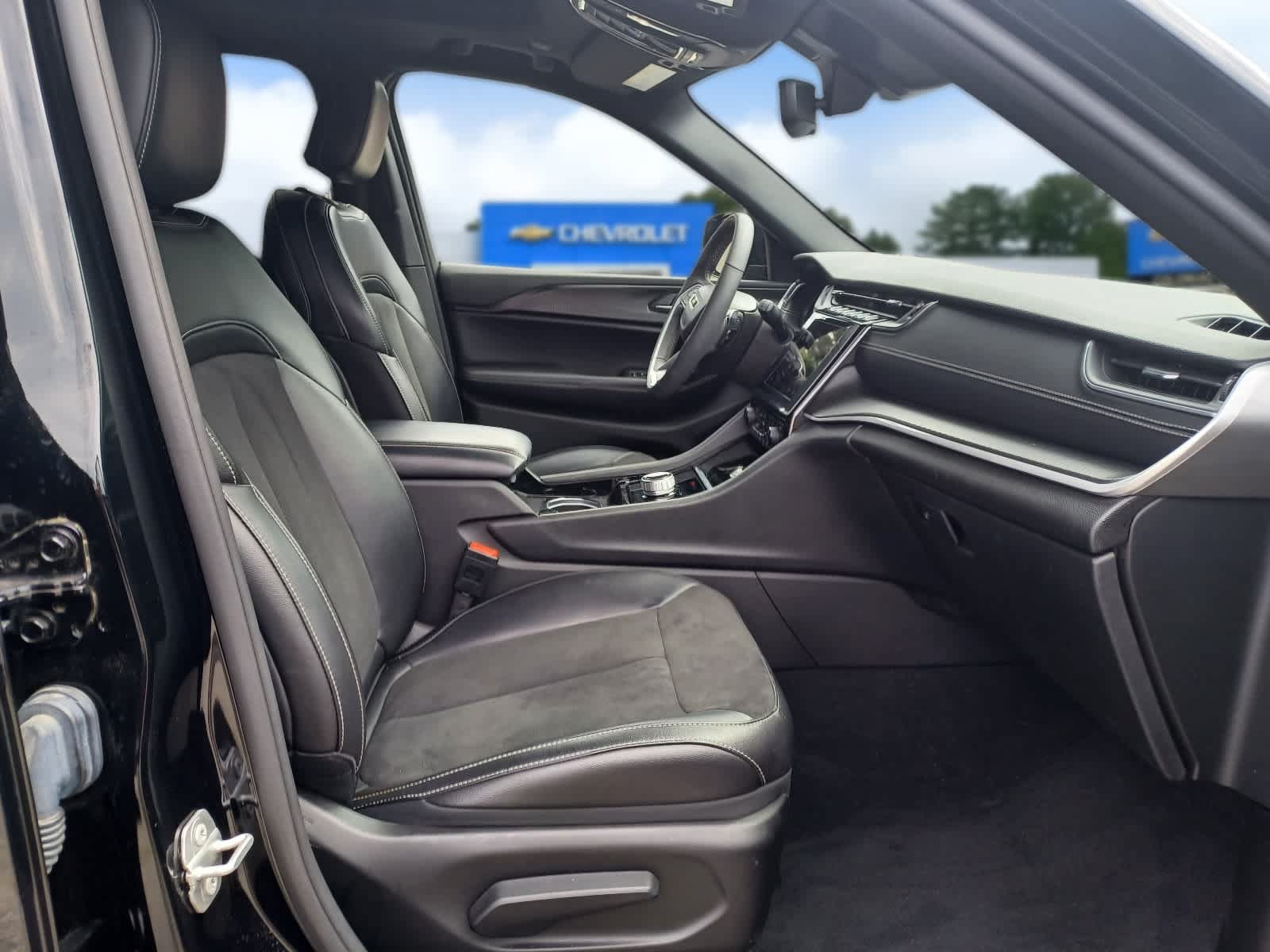 Used 2023 Jeep Grand Cherokee Altitude AWD/4WD image 25