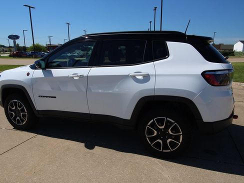 Used 2024 Jeep Compass Trailhawk w/ Trailhawk Convenience Group AWD/4WD image 16
