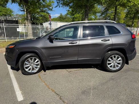 Used 2017 Jeep Cherokee Limited AWD/4WD image 4