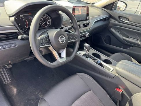 Used 2025 Nissan Altima 2.5 SV image 10