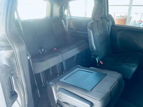 Used 2018 Dodge Grand Caravan SE FWD image 23