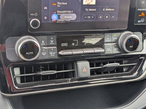 Used 2023 Toyota Highlander LE image 24